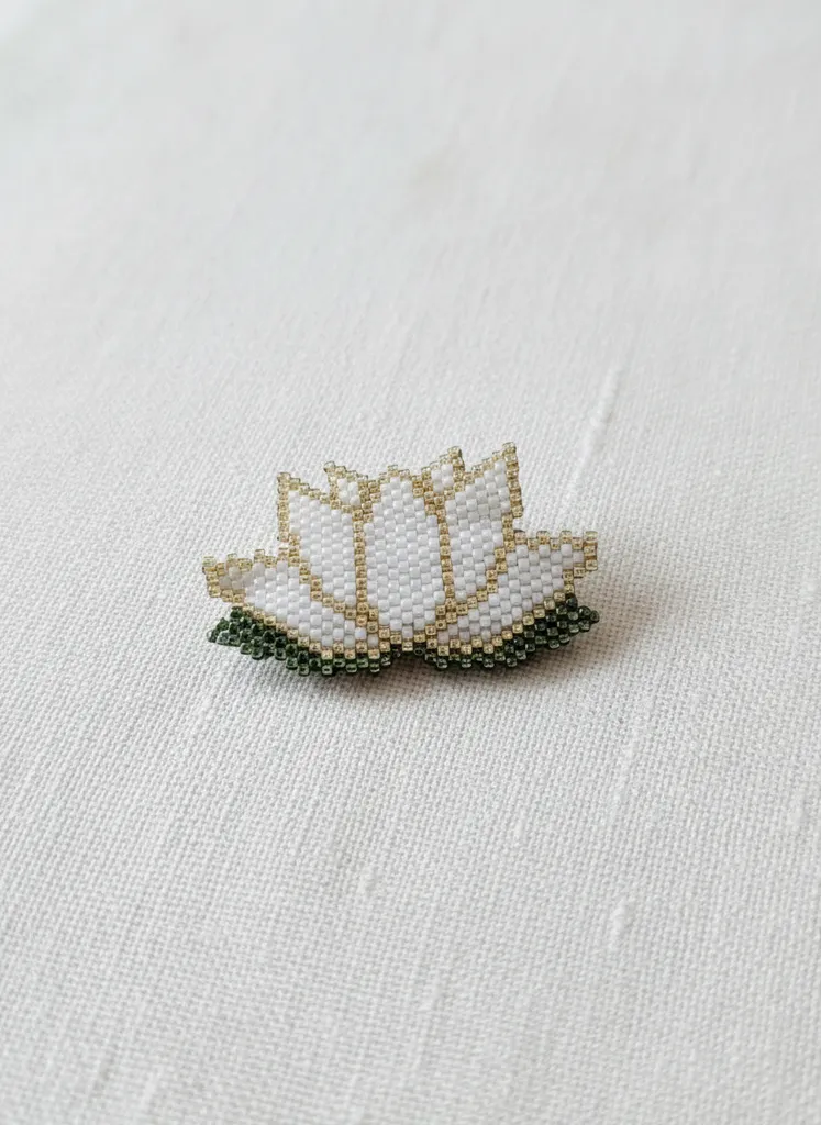 Beyaz ve Yeşil Tonlarında Miyuki Boncuk Lotus Çiçeği Broş