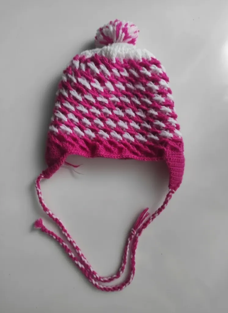 Pembe Beyaz Örgü Çocuk Şapkası - Ponponlu ve Bağcıklı - El Örgüsü