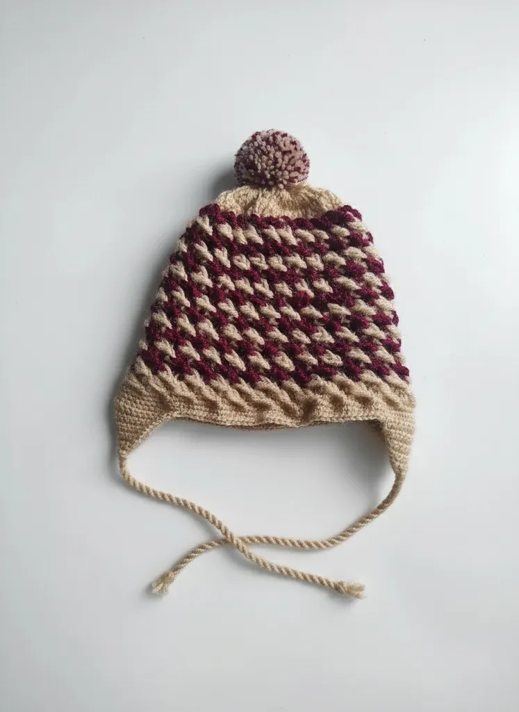 Bordo ve Krem Renkli Örgü Bebek Şapkası - Ponponlu ve Bağcıklı
