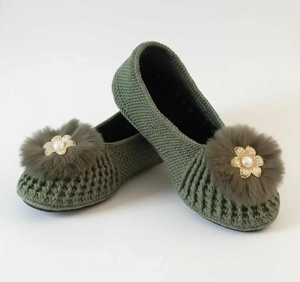 Asker Yeşili Örgü Babet Patik - Püsküllü ve Metal Çiçek Detaylı