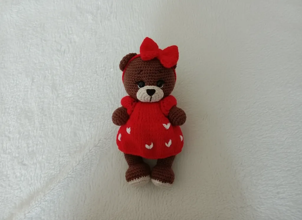 Kırmızı Tulumlu Amigurumi Ayıcık - 25 cm El Emeği Oyuncak