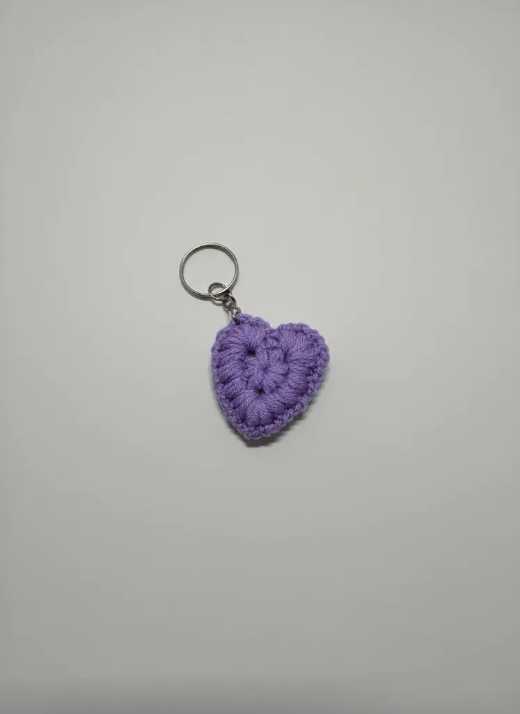 Lila Amigurumi Kalp Anahtarlık - El Yapımı Örgü Puf Model