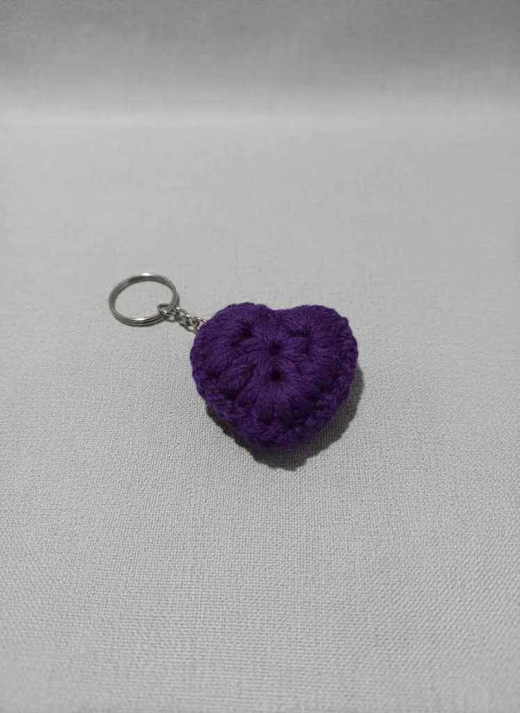 Amigurumi Koyu Mor Kalp Anahtarlık - El Yapımı Örgü Hediye