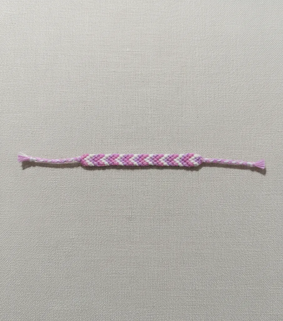 Pembe ve Beyaz Renkli El Örmesi Bileklik - Makrome Tasarımı