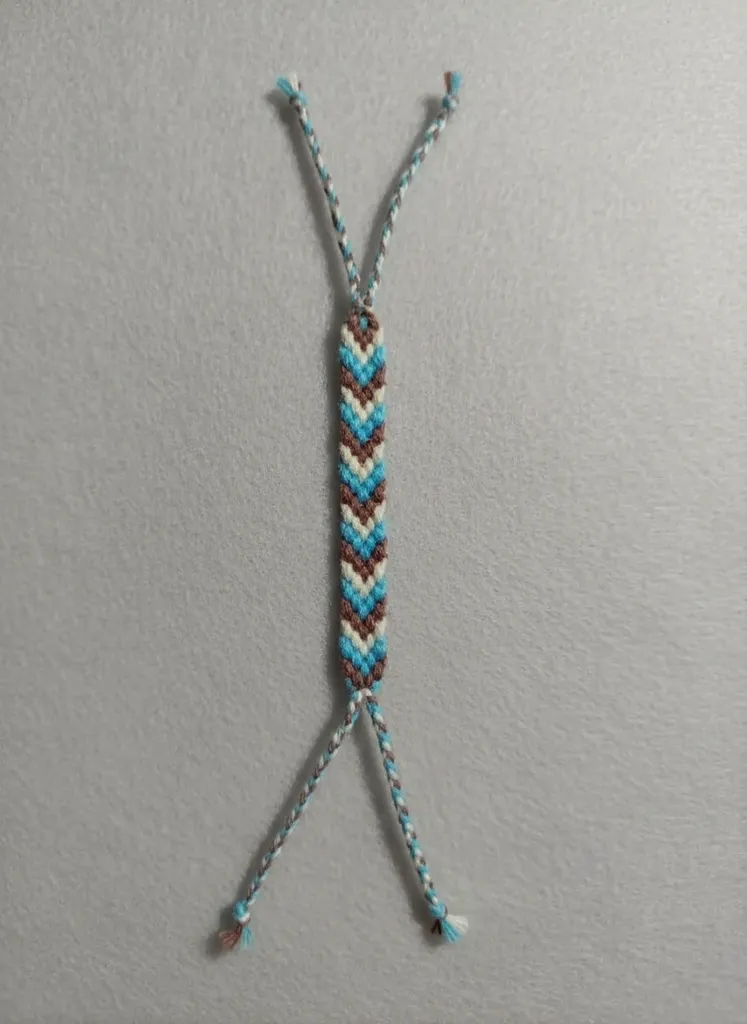 Mavi Kahverengi Krem Renkli El Örgüsü Desenli Bileklik