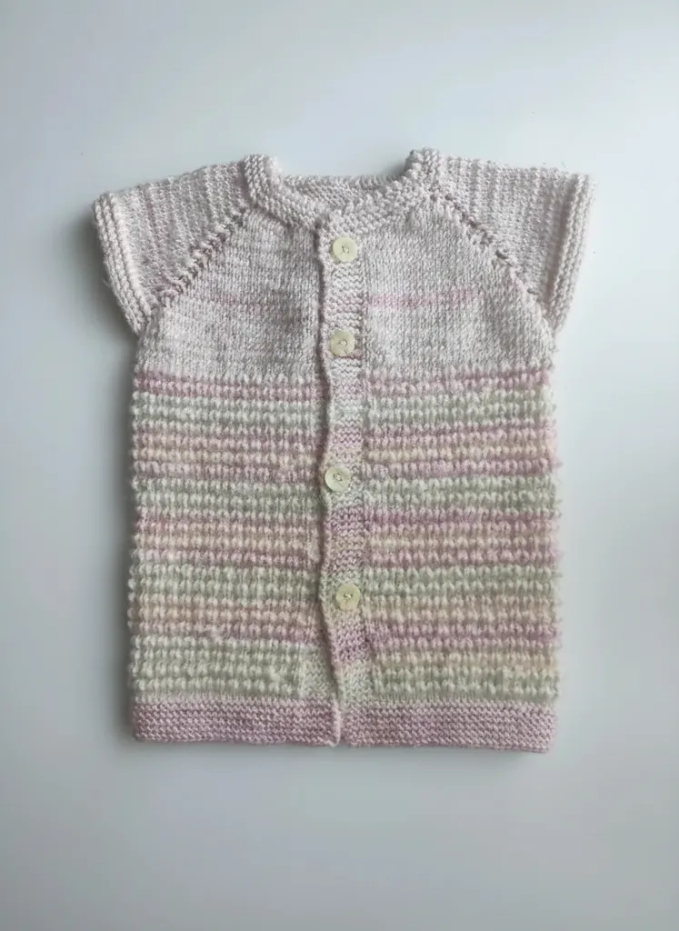 Pembe Tonlarda Örgü Bebek Yeleği - Çift Şiş El Emeği