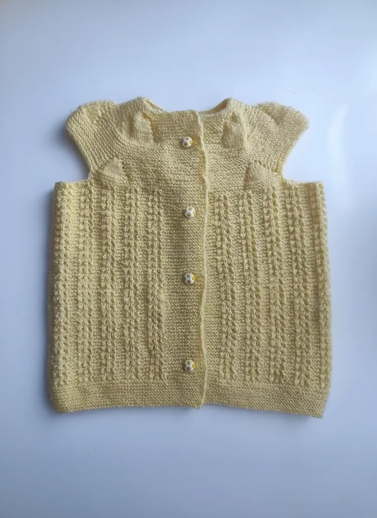 Sarı Renk Düğmeli Örgü Bebek Yeleği - El Emeği Bebek Giyim