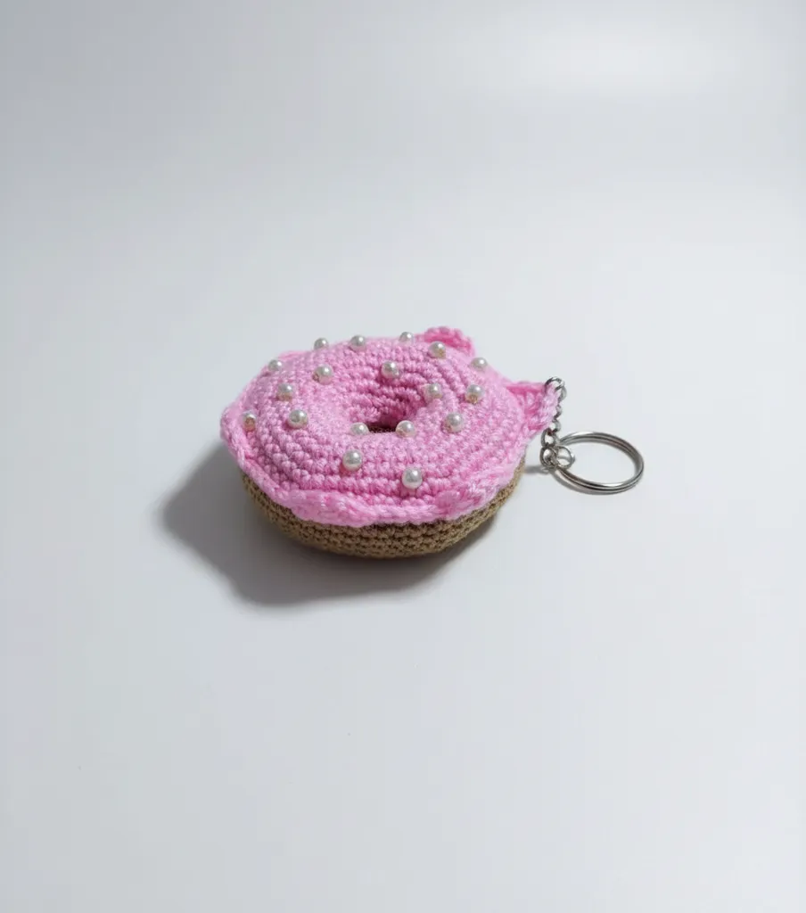 Örgü Pembe Donut Anahtarlık - İnci Detaylı ve Metal Halkalı