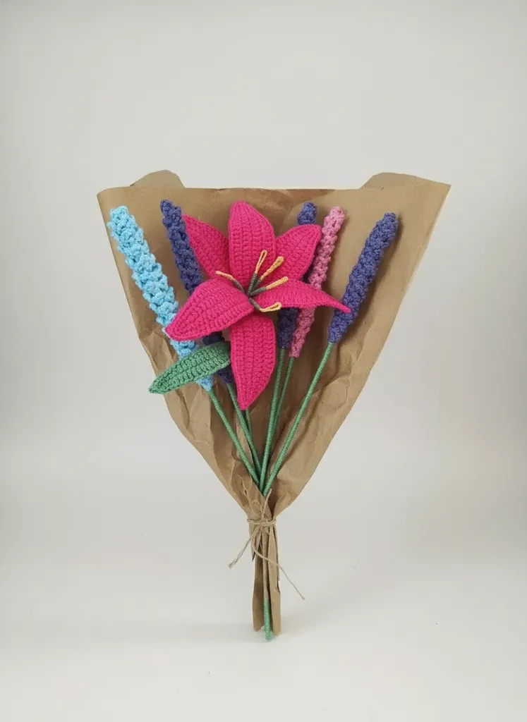 Pembe Zambak ve Lavanta Buketi - El Örgüsü Dekoratif Çiçek Aranjmanı