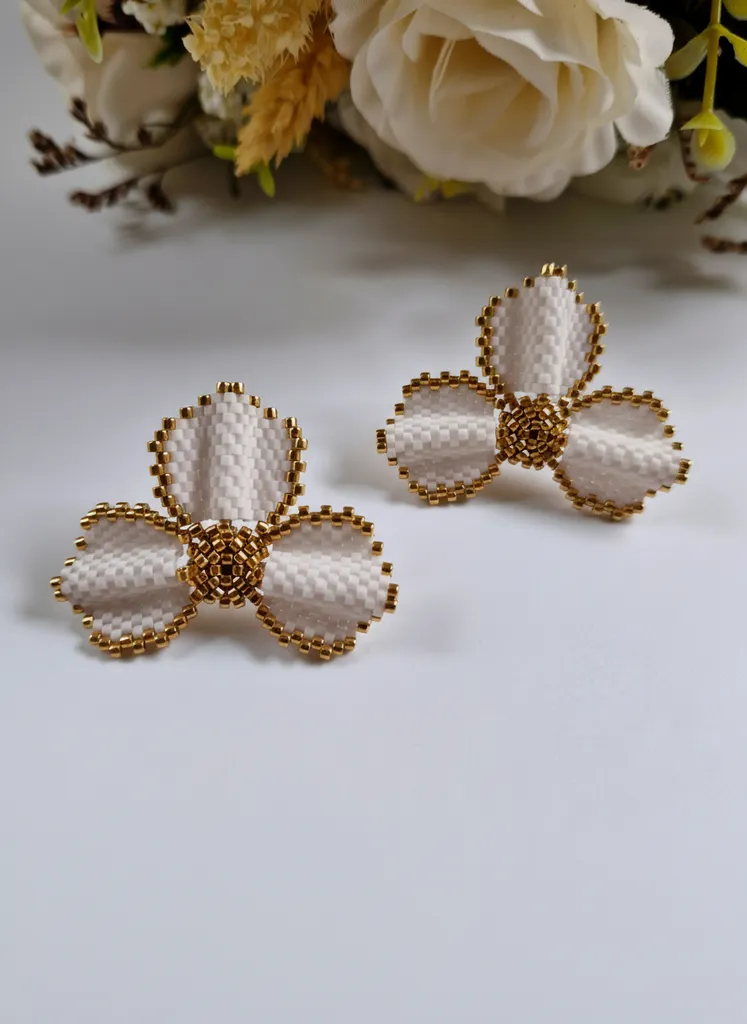 Miyuki Boncuklu Beyaz Çiçek Küpe - Altın Detaylı El İşçiliği