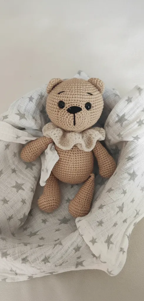 Sevimli Amigurumi Yakalı Ayıcık Bebek Oyuncak - 21 cm El Emeği