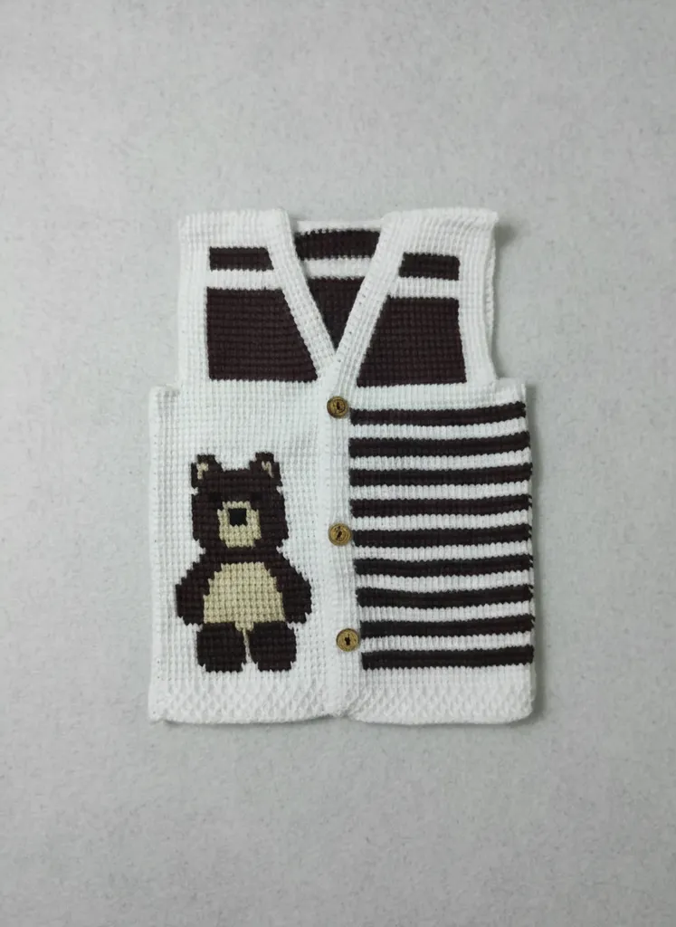 Kahverengi Ayıcık Desenli Tunus İşi Örgü Bebek Yeleği