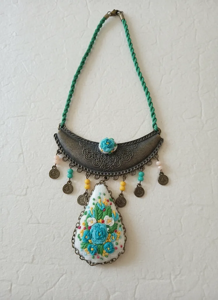 Rokoko Nakışlı Bronz Kolye Ucu ve Yeşil İpli El Nakışı Kolye