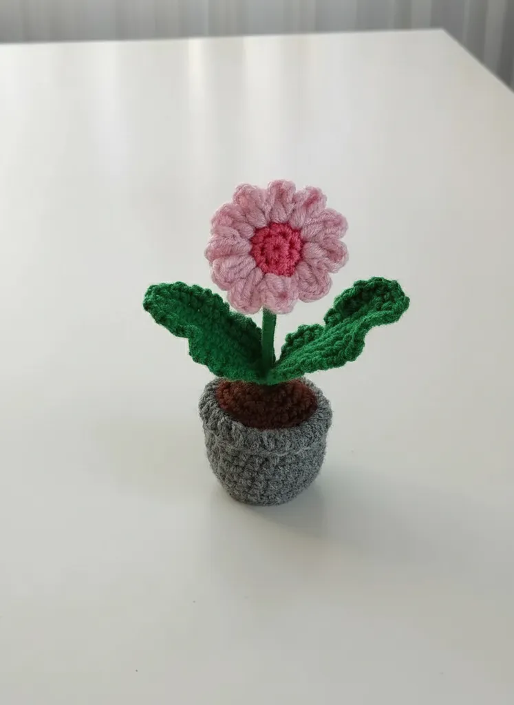 Gri Saksıda Pembe Örgü Papatya Dekoratif Çiçek - El Yapımı