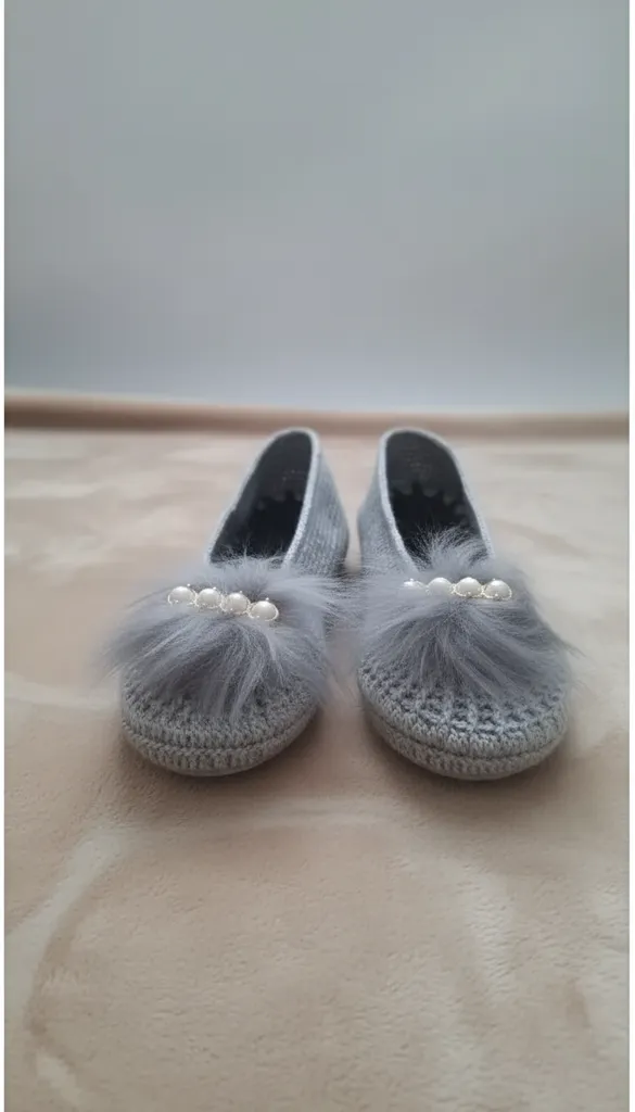 Gümüş Gri Örgü Ev Terliği - İnci Detaylı ve Tüylü - El Emeği