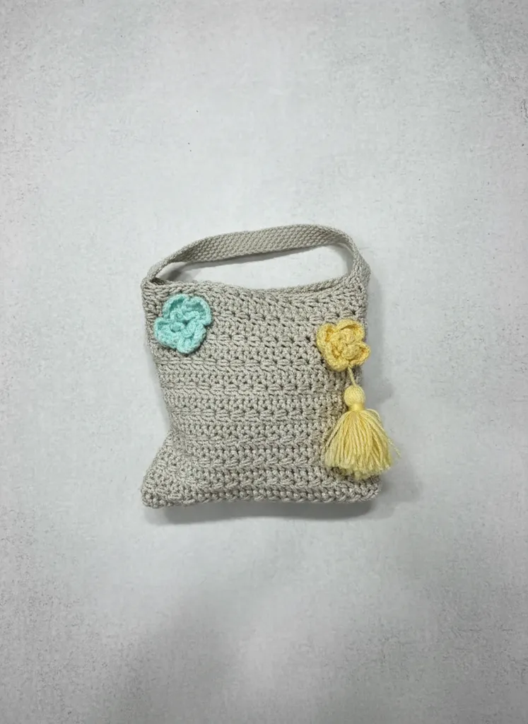 Krem Renkli Örme Omuz Çantası - Çiçek ve Örümcek Desenli - El Emeği