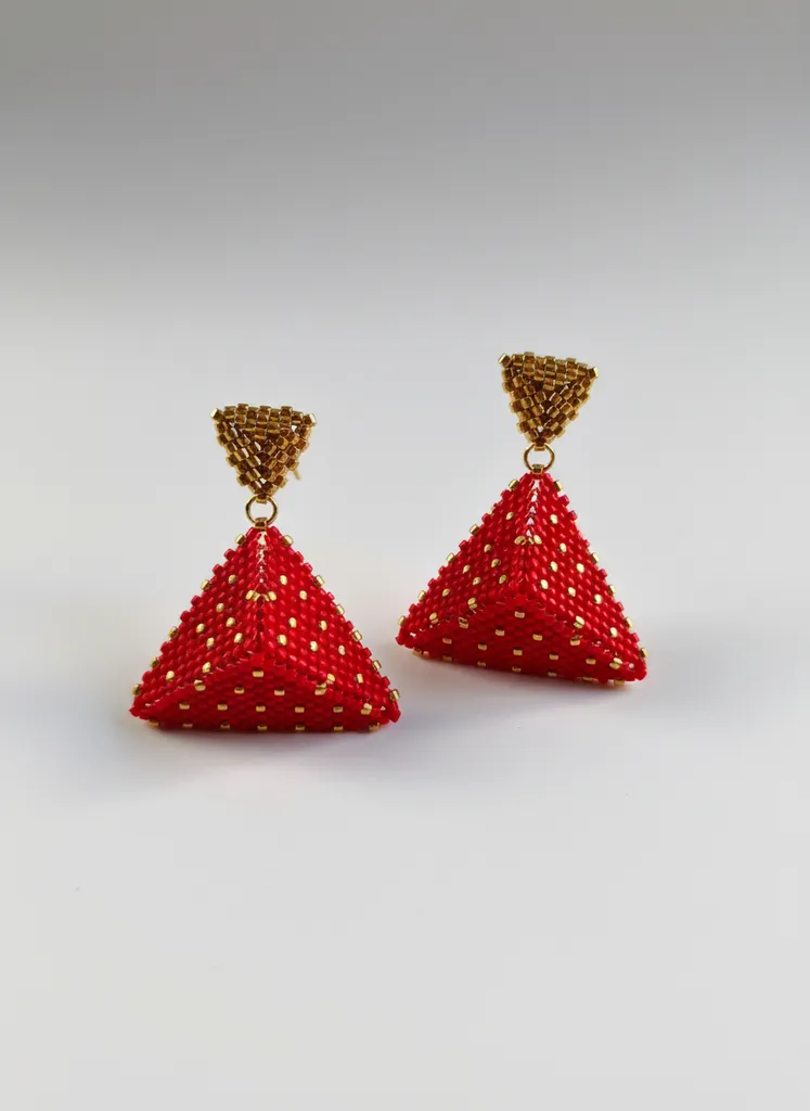 Kırmızı ve Gold Renkli Miyuki Boncuklu Üçgen Küpe Tasarımı