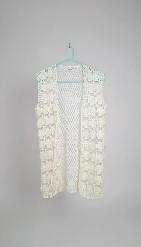 Krem Rengi İncili Örgü Yelek - Şık ve Zarif Tasarım