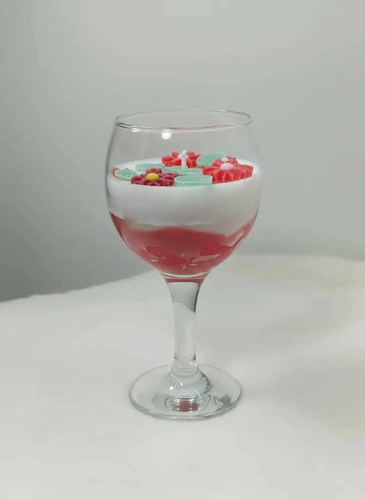 Kırmızı Çiçekli Kadehte Mum - Dekoratif ve Romantik Tasarım