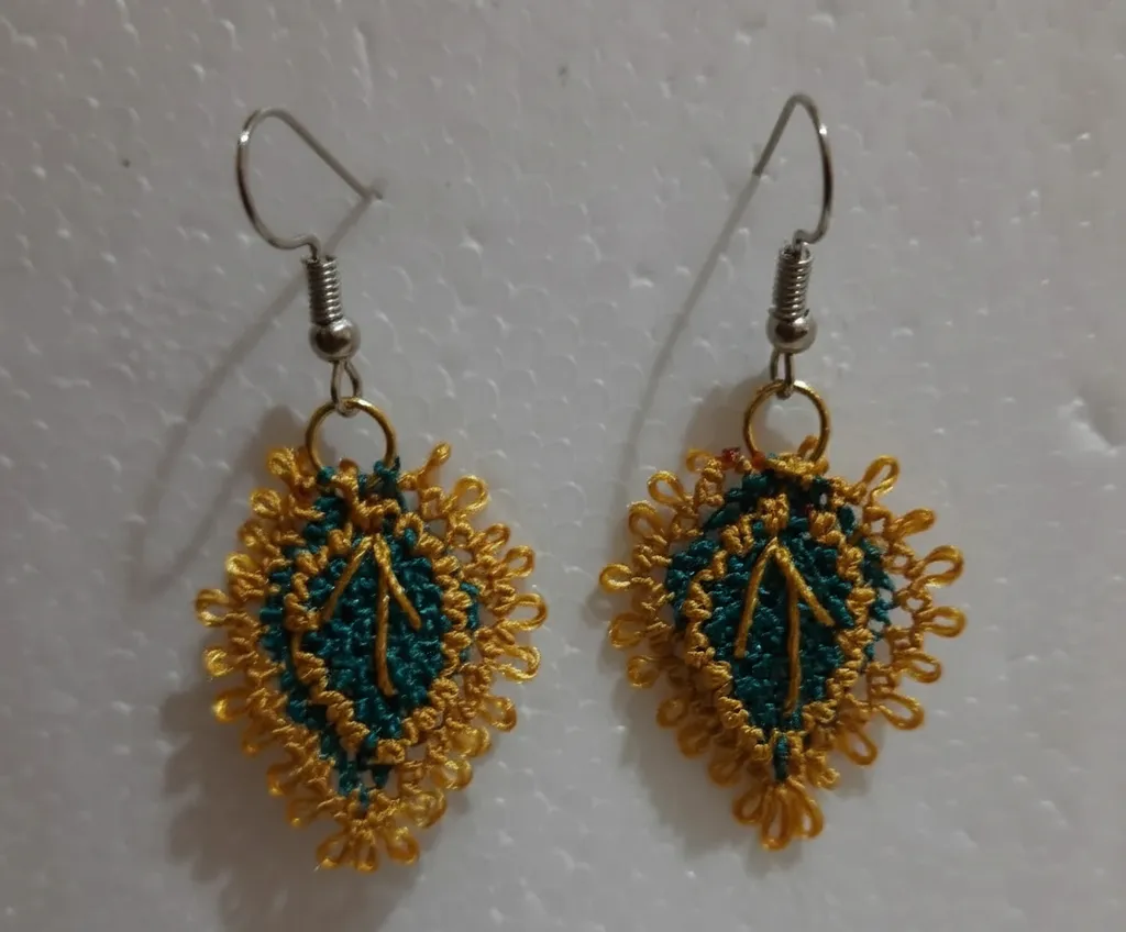 Zümrüt Yeşil İğne Oyası Küpe - Altın Sarısı Kirpik Detaylı