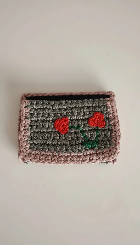 Kırmızı Çiçek İşlemeli Tek Gözlü Makrome Kartlık – Polyester