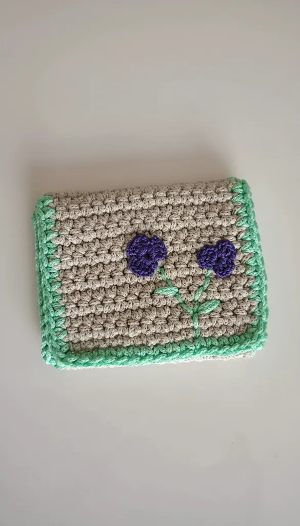 Yeşil Kenarlı Mor Çiçek Nakışlı Tek Gözlü Makrome Kartlık