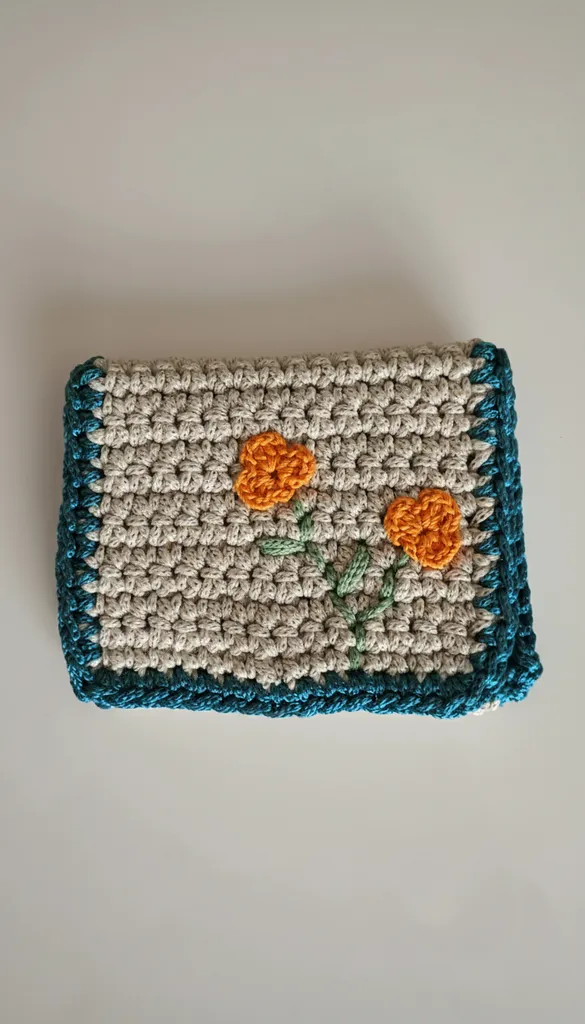 Turkuaz Kenarlı Sarı Çiçek Nakışlı Tek Gözlü Makrome Kartlık