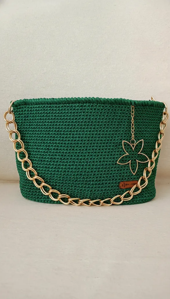 Zümrüt Yeşili Örgü Omuz Çantası Altın Rengi Zincir ve Çiçek Charm Detaylı