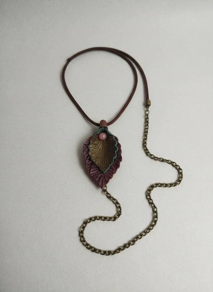 Yaprak Formlu Deri Kolye - Zincir Detaylı Özel Tasarım