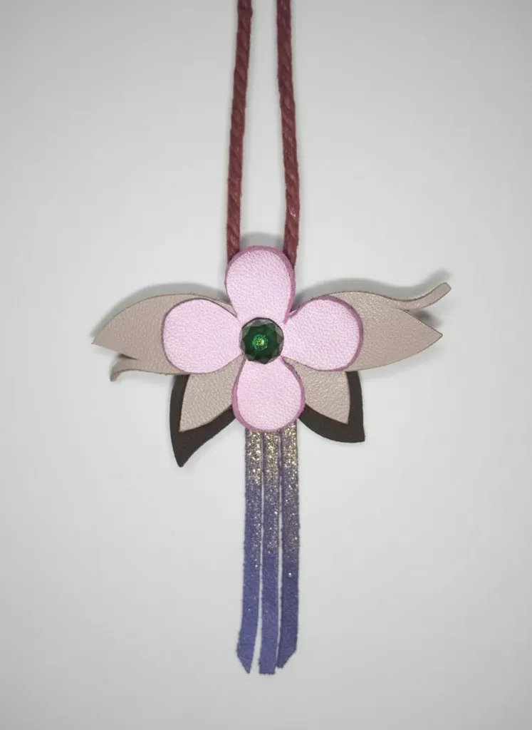 Pembe Deri Çiçek Detaylı Püsküllü Kolye - Özel Tasarım