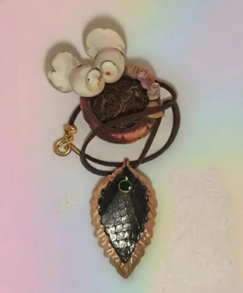 Yaprak Tasarımlı Deri Kolye - Yeşil Taş Detaylı, El Yapımı