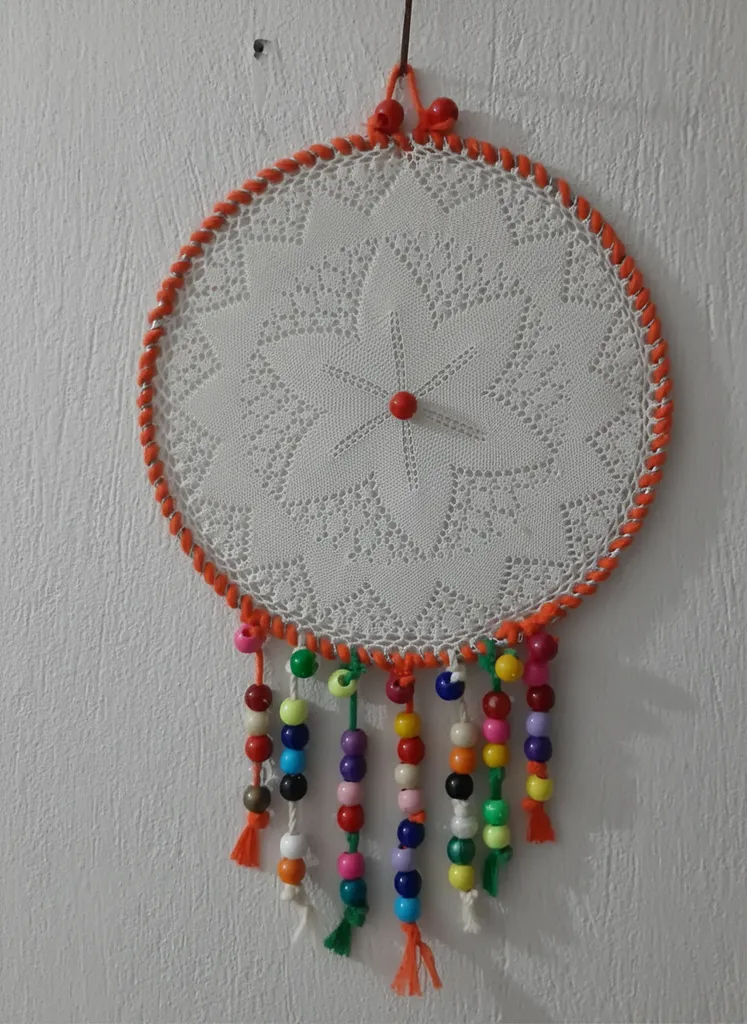 El Yapımı Dantel Rüya Kapanı Duvar Süsü - Boncuklu ve Turuncu Detaylı