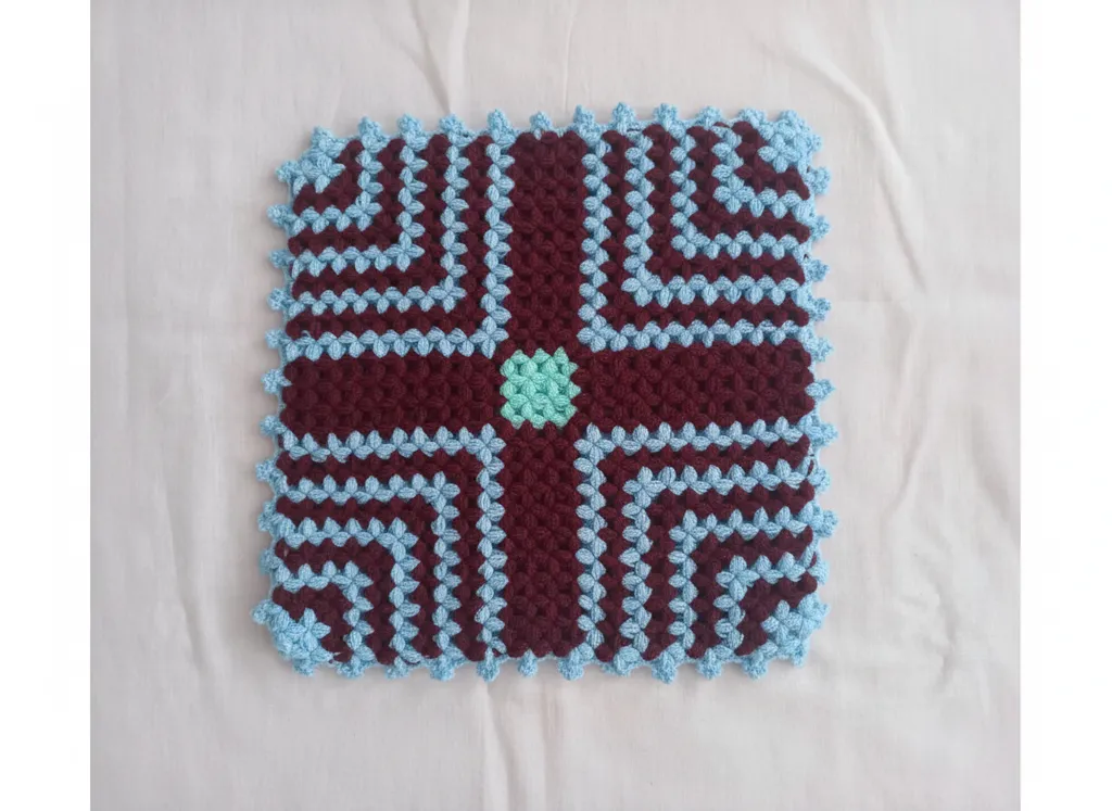 El Örgüsü Banyo Lifi - Kare Bordo, Mavi ve Yeşil Renkli Geometrik Desenli