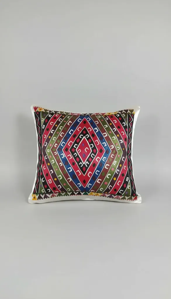 El Emeği Geometrik Desenli İpek Saten Boyama Yastık Kılıfı 45x45 cm