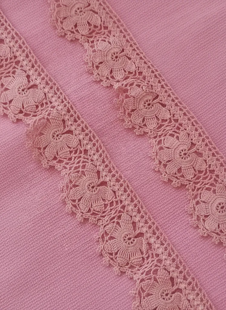 Pembe Tonlarında El Örgüsü Çiçek Desenli Dantel Havlu Kenarı (Çift)