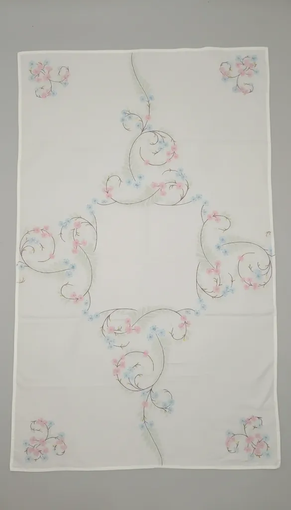 El Boyaması Çiçek Desenli Pamuklu Soft Renk Masa Örtüsü 145x145 cm