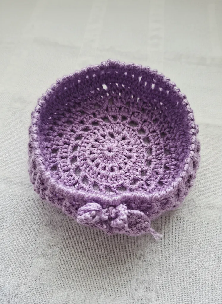 Lila Örgü Çay Altlığı - El Yapımı, Dekoratif, Yuvarlak ve Dayanıklı