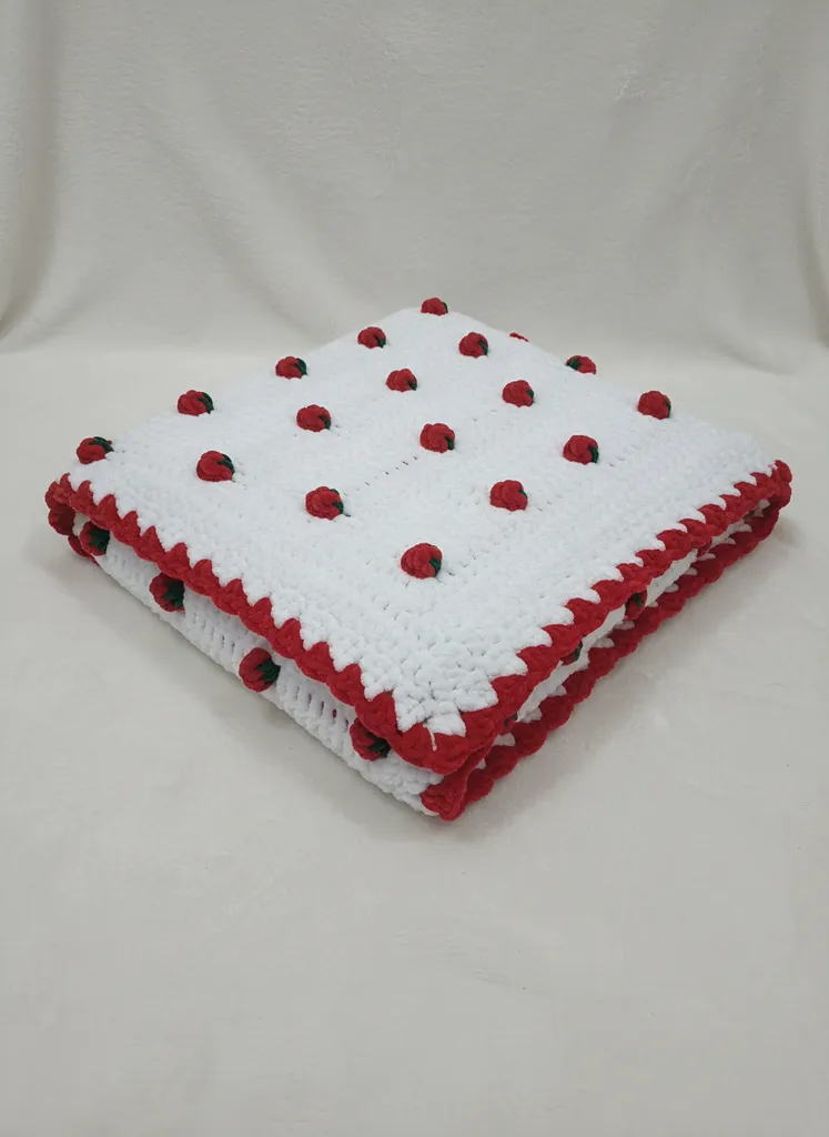 Kadife Çilek Desenli Bebek Battaniyesi - 80x80 cm Ölçülerinde