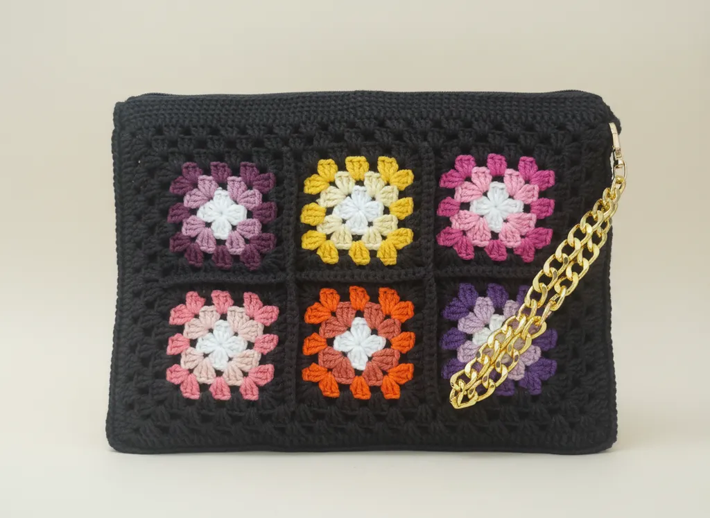 Siyah El Örgüsü Motifli Astarlı Çanta ve Altın Rengi Zincir Detayı