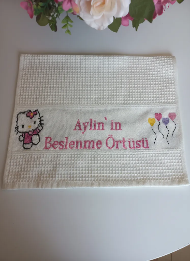 Kişiye Özel İsimli Çocuk Beslenme Örtüsü - Hello Kitty ve Balon Desenli