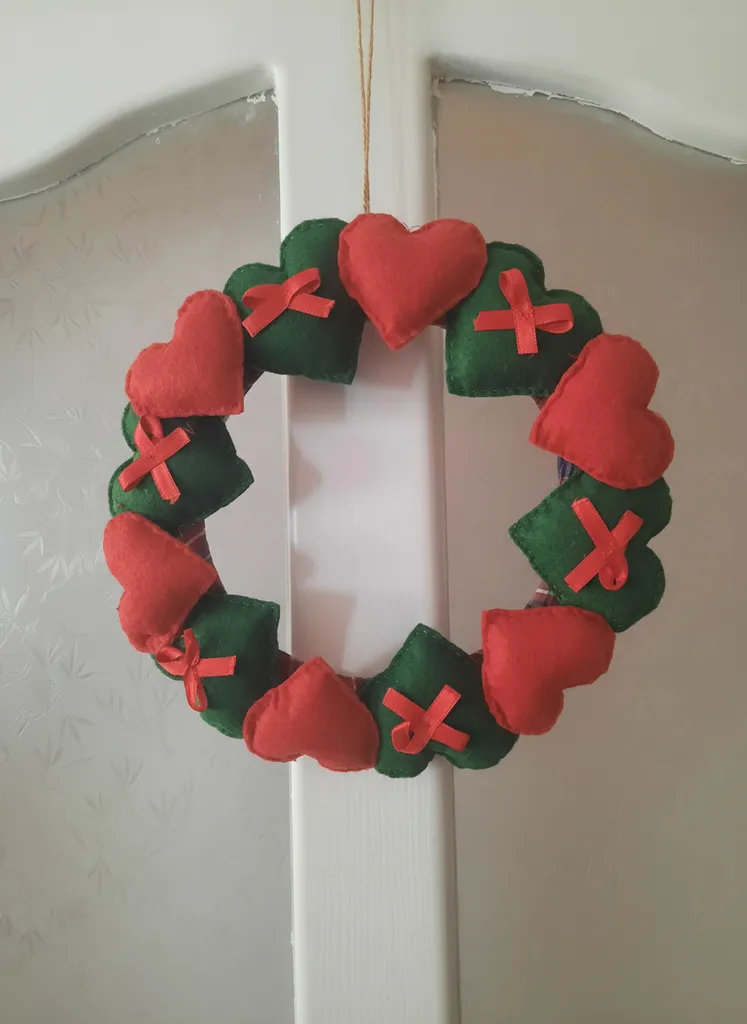 El Yapımı Keçe Kalpli Kapı Süsü – 30 cm Dekoratif Tasarım