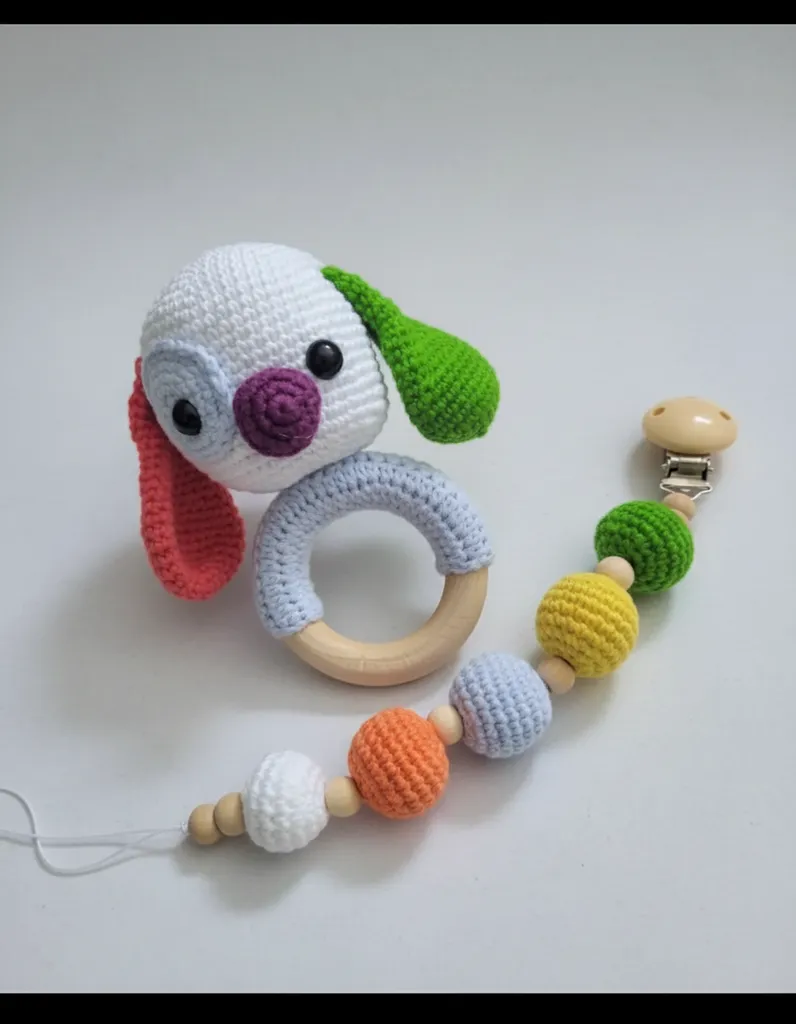 Amigurumi Köpek Çıngırak ve Emzik Zinciri Seti – El Örgüsü Renkli Bebek Seti