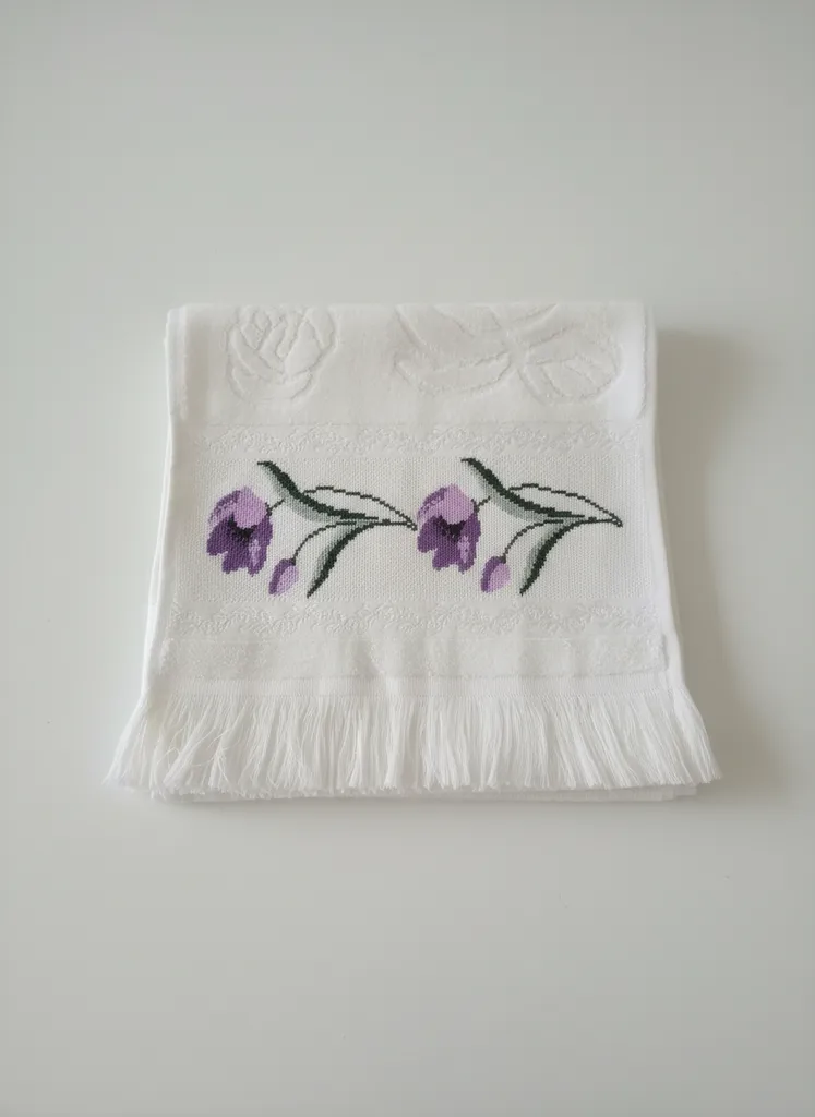 Kanaviçe İşlemeli Çiçek Desenli Havlu – El Emeği Dekoratif Tasarım