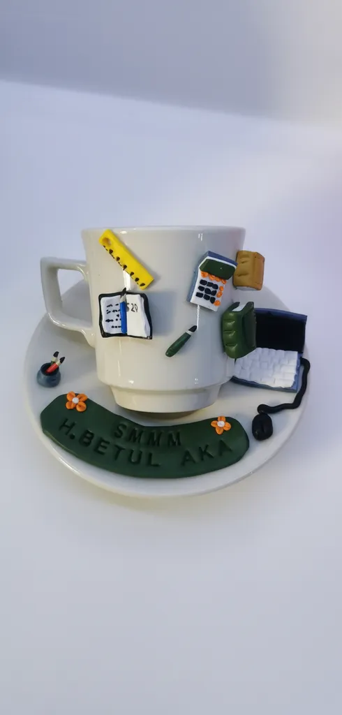 El Yapımı Polimer Kil Ofis Temalı Beyaz Kahve Fincanı ve Yeşil Tabak