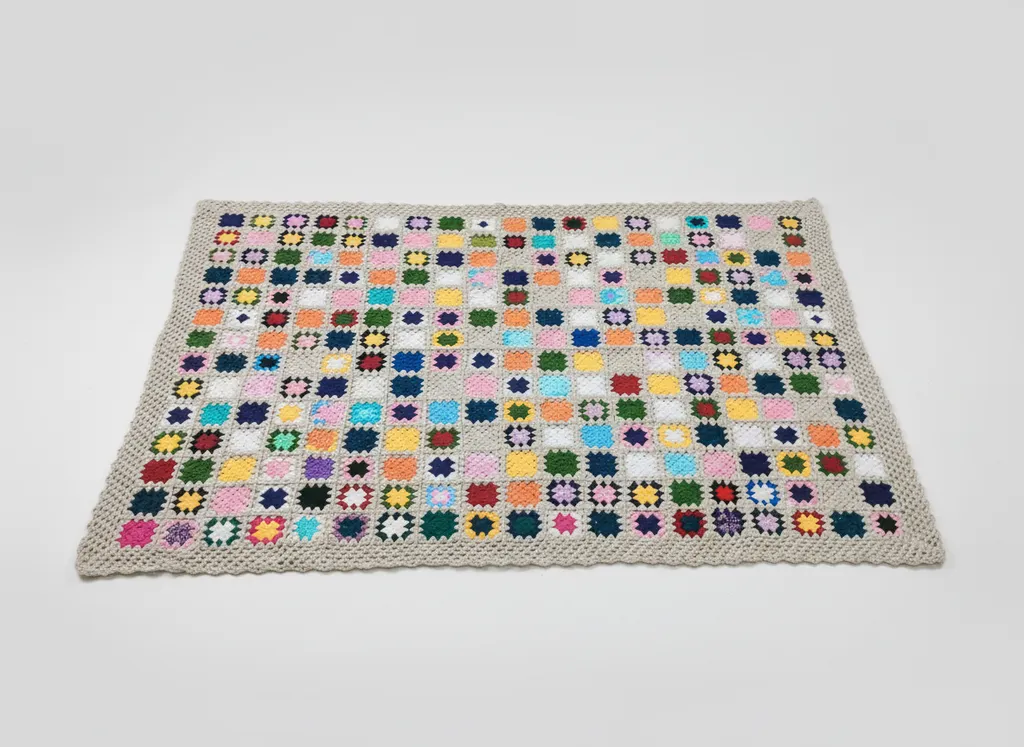 El Örgüsü Renkli Kare Motifli Çiçek Desenli Çok Amaçlı Örtü 155x112 cm