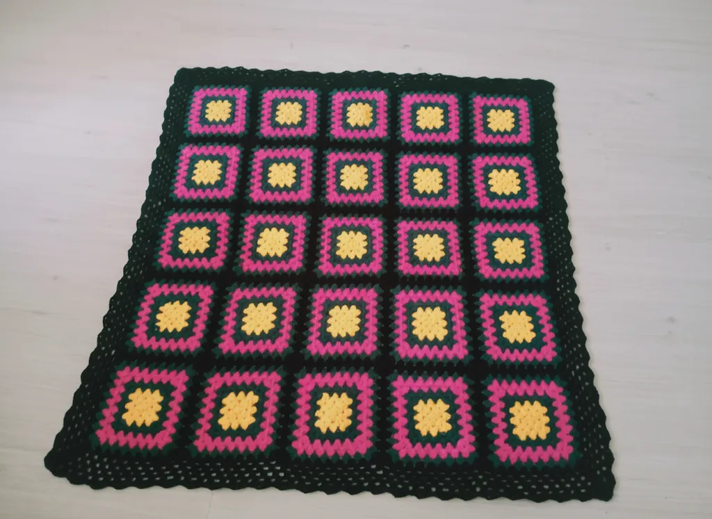 El Örgüsü Kare Motifli Renkli Battaniye - Sarı Pembe Siyah 88x88 cm