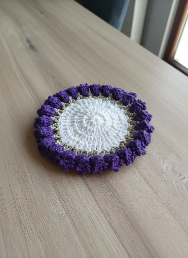 El Örgüsü Yuvarlak Bardak Altlığı - Mor Çiçekli Pamuk İplikten 12cm