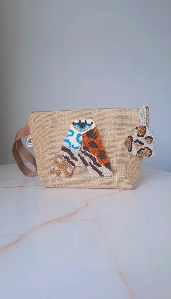 El Yapımı Punch İşlemeli A Harf Desenli Jüt Çanta