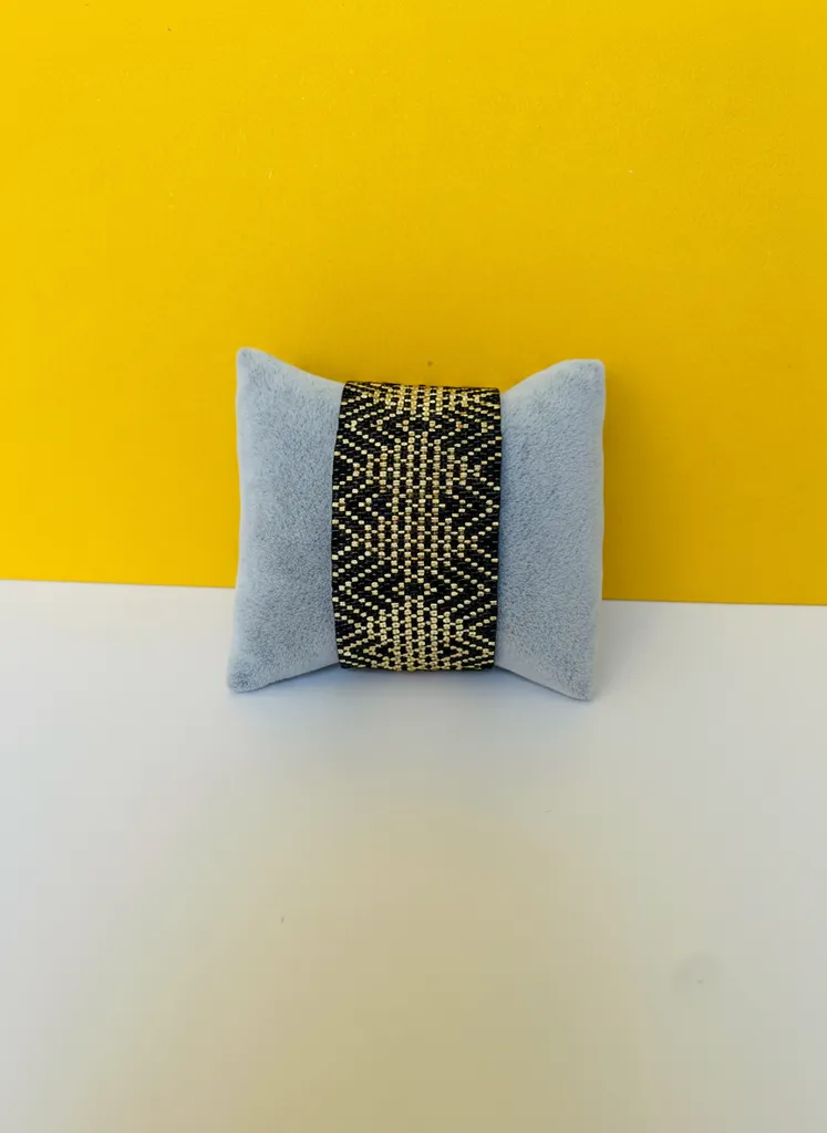 Siyah ve Gold Renkli Geometrik Desenli Miyuki Boncuk Bileklik