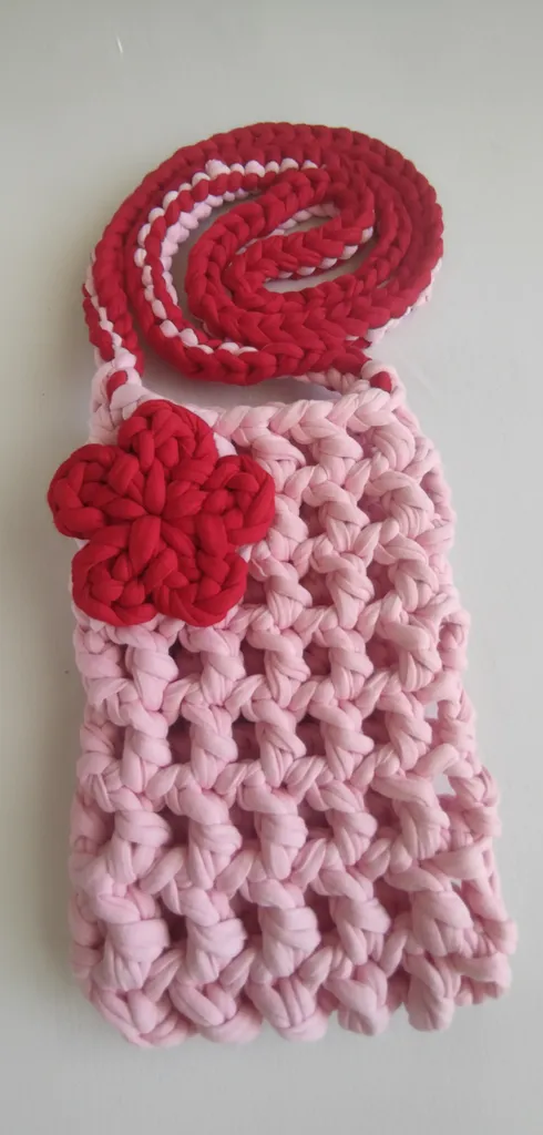 El Örgüsü Pembe Penye İpten Telefon Çantası - Kırmızı Çiçek Detaylı